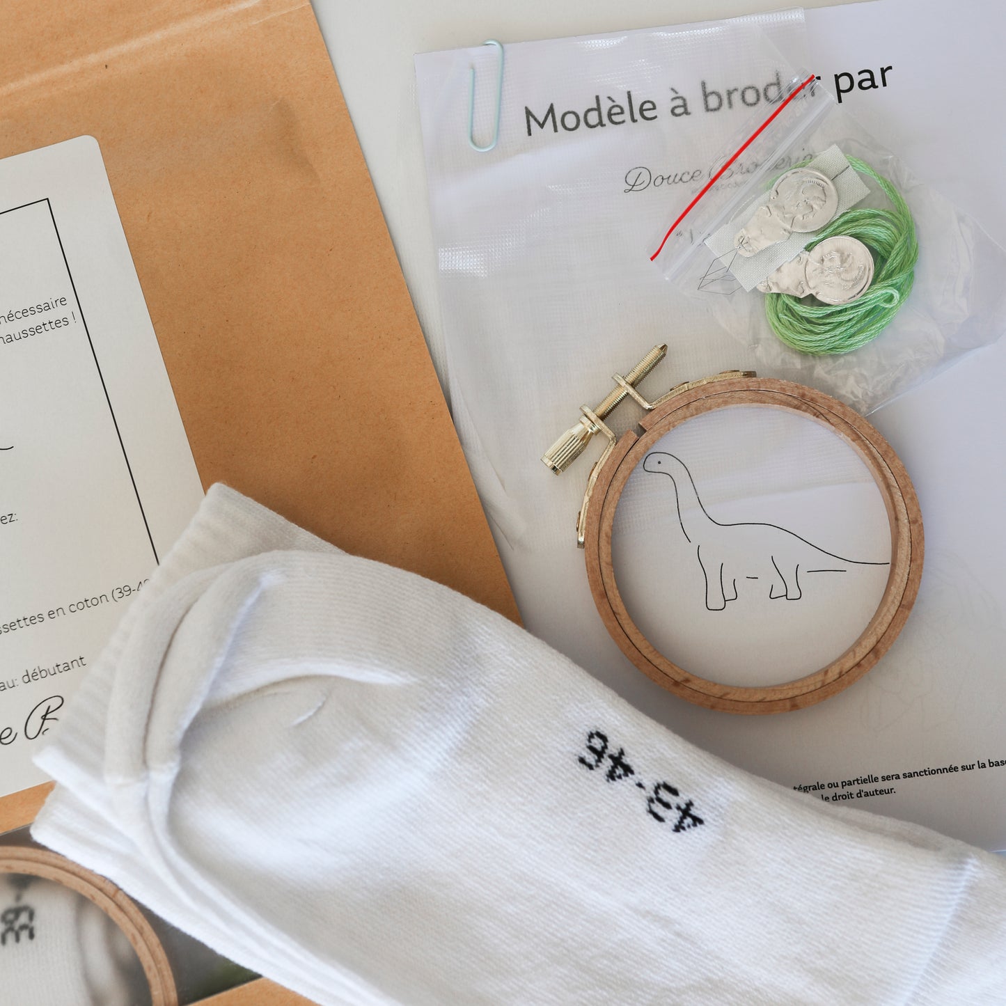 Kit de broderie - Les chaussettes dino