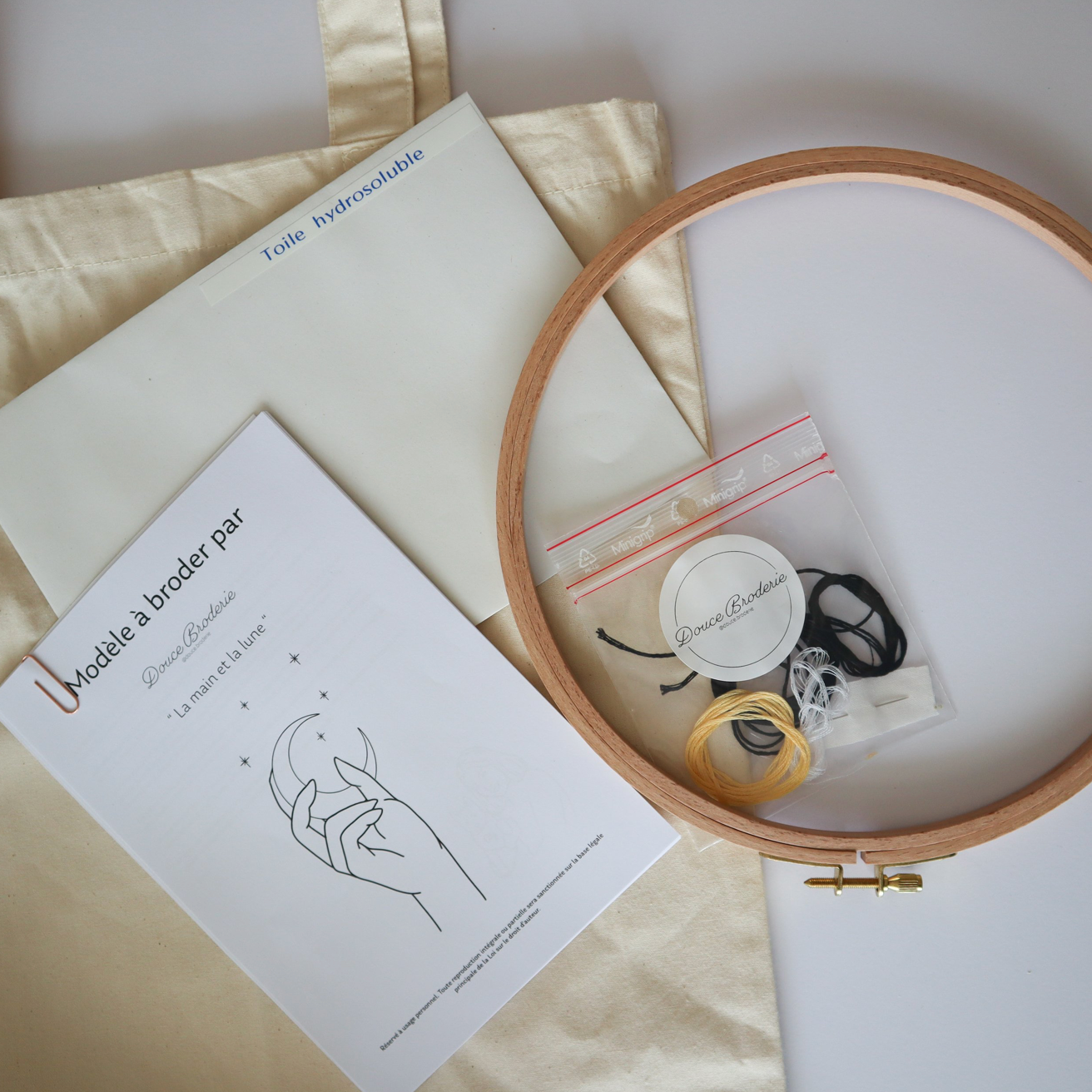 Kit de broderie - La main et la lune