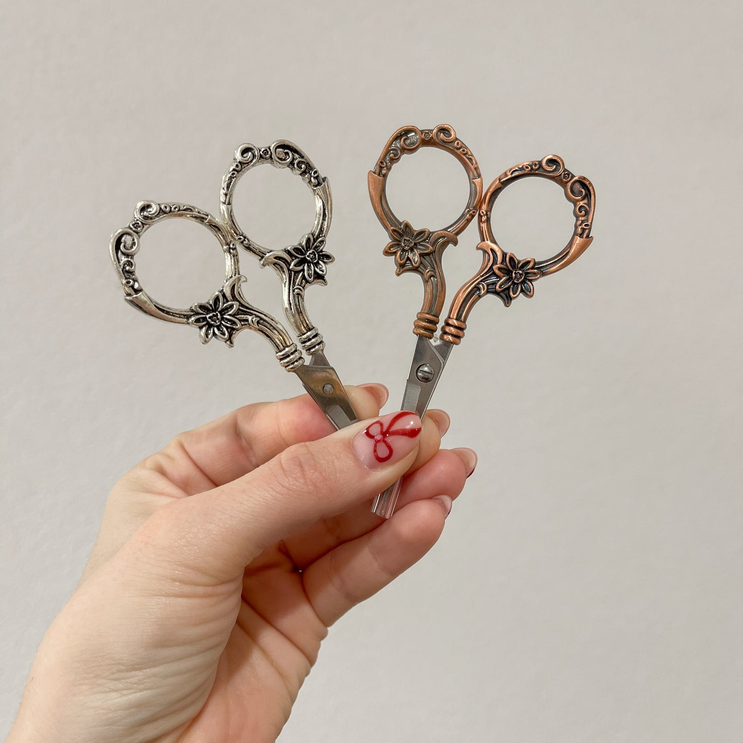 Ciseaux de broderie - bleu holographique