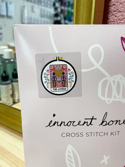 Innocent Bones - Kit de point de croix The Lovers