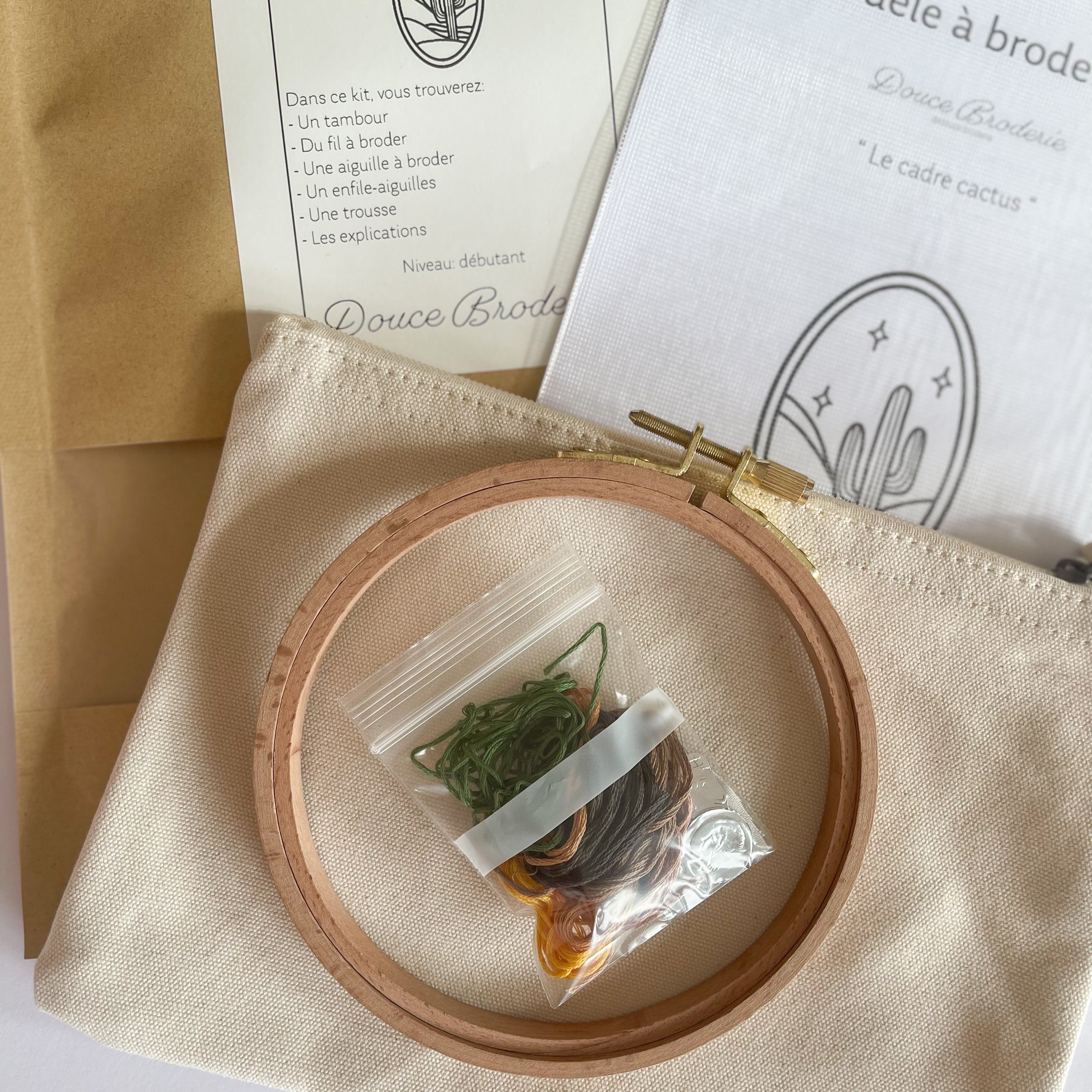 Kit de broderie prêt à l’emploi, idéal pour débuter, avec motifs floraux, fils DMC et tambour en bois naturel